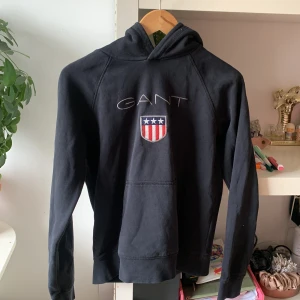 Gant hoddie  - Gant hoddie som inte andvänts, helt nytt sick men har stått ganska länge.