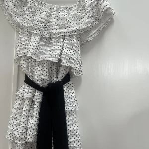 Klänning  - Säljer denna så söta klänning från zara som endast är andvänd en gång. Mycket fint skick.