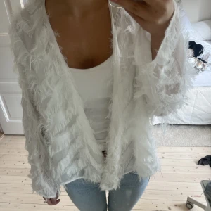 Superfin kofta! - Fin fjäderliknande kofta.  Aldrig använt, lappen finns kvar.