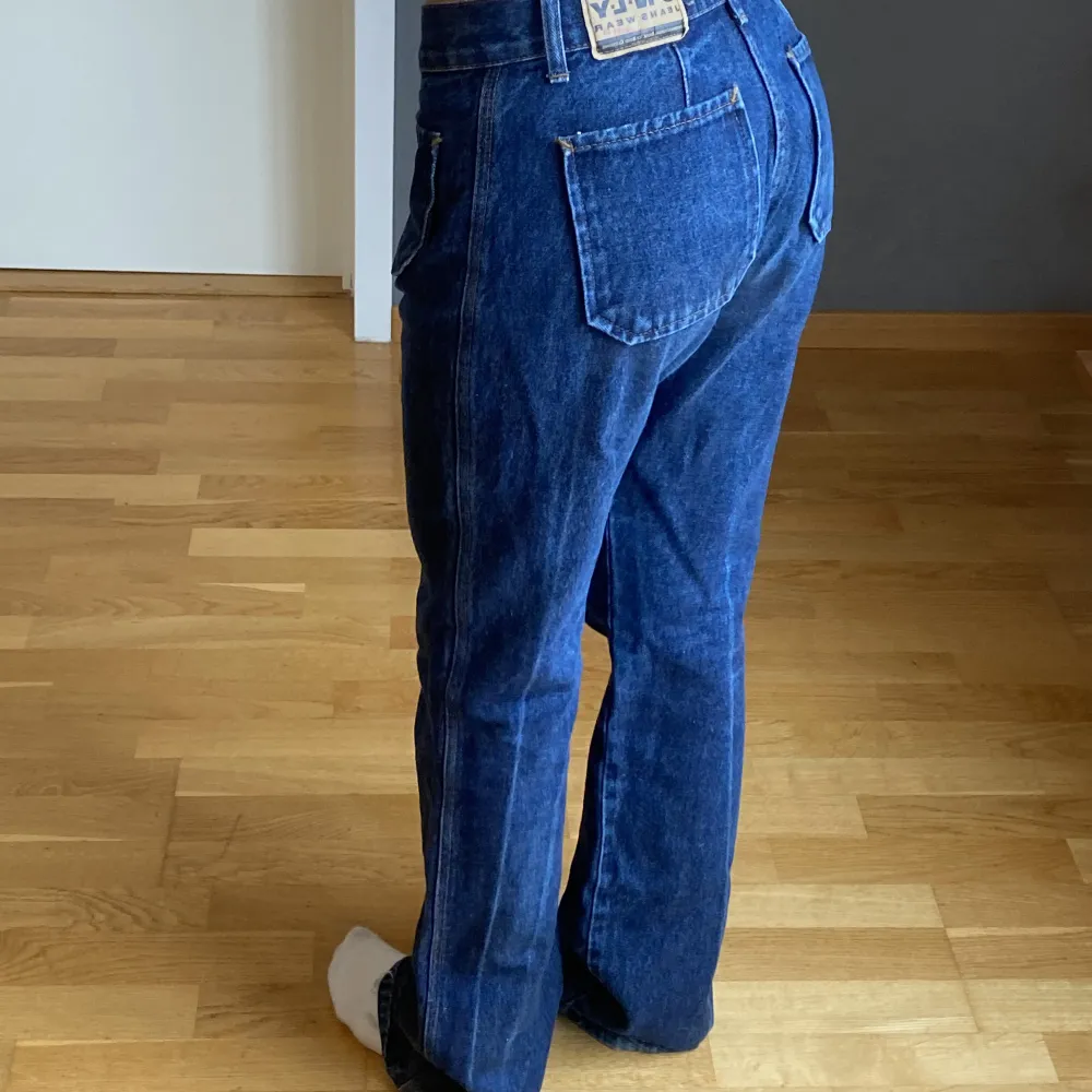 Lågmidjade jeans från only Midjemåttet: 76 cm Innebenslängden: 83 cm  Jag är 165 cm och de sitter jättebra i längden!!. Jeans & Byxor.