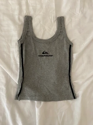 Grått linne - Grått linne från surfar märket ”Quicksilver” i jätte bra skick🤍 Skriv gärna till mig innan ni trycker på köp nu (: