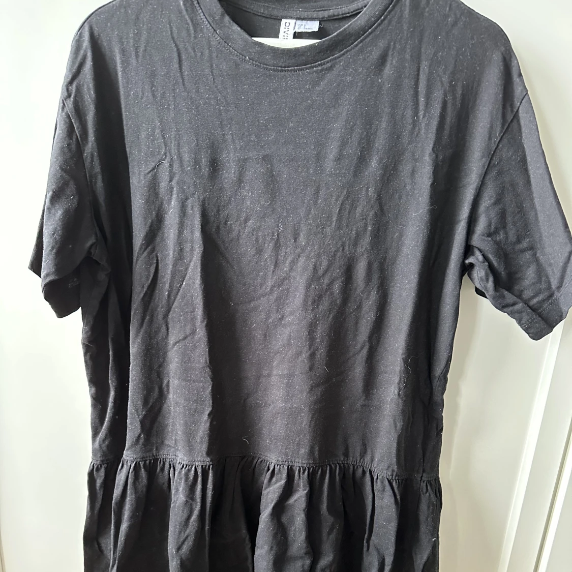 Svart klänning med volang