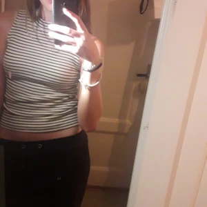 Randig topp - Bekväm topp från kappahl i bra skick, inga synliga fläckar, har använt 2 gånger typ säljer på grund av att jag aldrig använder den. Står att den är i storlek 146/152 men den är väldigt stretchig och passar mig med storlek Small