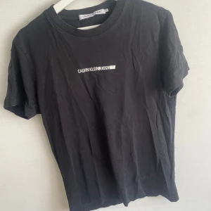Calvin Klein t-shirt - Hör av er för mer information och bilder!