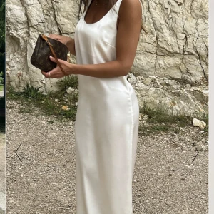 Vit sidenklänning  - Världens finaste klänning från Moa Matsson kollektion med NAKD💕 Storlek 32 men passar mig som har 34/36, använd en gång så nästan helt ny! Nypris 600🤩