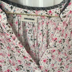 Zadig & Voltaire blus  - Blommig blus med svart spets blus från Zadig Voltaire 