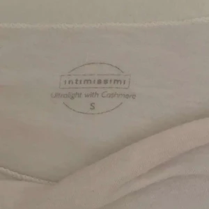 vit initmissimi tröja - Inga defekter Använd ca 5 gånger Köpt för 429, skriv för bättre bilder 