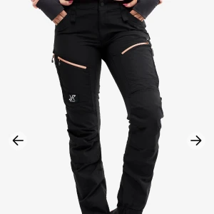 Frilufts byxor  - Frilufts byxor ifrån revolution race, i modellen RVRC GP PRO PANTS. Jätte fina och sköna byxor, endast använda 1 gång. Säljes pgr av fel storlek, priset kan diskuteras. 