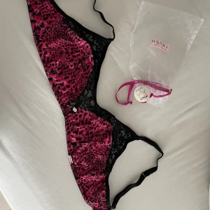 YHUSH topp - En topp från yhush. Aldrig använd då jag fick den i present o de är inte min stil. Endast testad. Strl Medium men är mer som M/S Pris kan diskuteras!💕