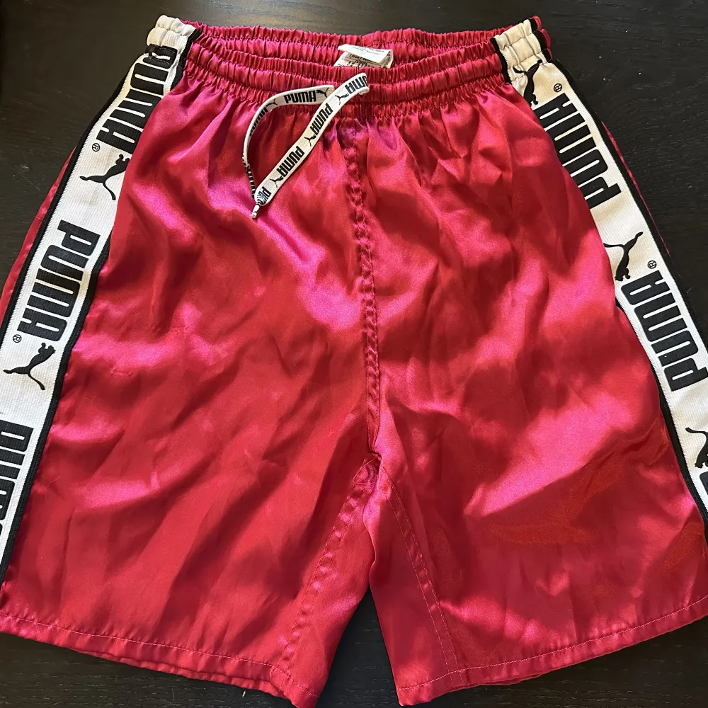 Vintage Puma-shorts. Mycket bra skick. Svåra att få tag på!  Storleken är XXL (176) i barnstorlek. Är provat och passar en man med storlek M (även strl S då det är fungerande dragsko). . Shorts.