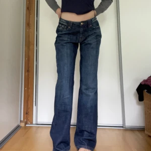 Lågmidjade jeans - Låga, långa o ganska vida jeans😇 Håller in i midjan eftersom de är stora på mig. Innerben 80 cm & midja 40 cm rakt över💗