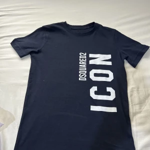 Dsqared 2 t shirt  - Hej säljer min dsqared 2 t shirt använde 1-3 gånger storlek S men passar ochså M anledning varför jag valt o sälja den är för att den inte passar mig längre pris 150kr priset kan diskuteras kan mötas upp i Stockholm 