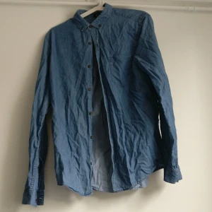 Blå Bomullskjorta - Tunn bomullsskjorta som ser ut som jeansmaterial.   
