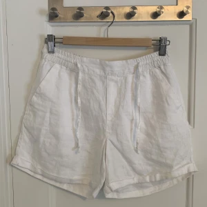Linne shorts - Säljer dessa fina vita linneshortsen. Väldigt fint skick.