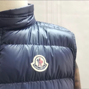 Moncler väst - Moncler Väst i bra skick som har topp kvalité