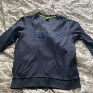 Hugo Boss sweatshirt - Säljer denna sweatshirt i super bra kond 