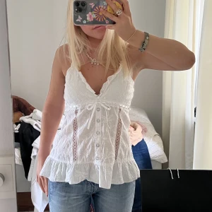 Vit topp - Säljer en av mina finaste toppar 😍😍😍 