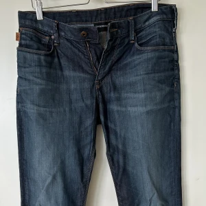 Armani jeans  - Har knappt använt dem så de har inga skador eller märken. Storlek 31 i midja och 34 i längd, modellen är straight. Nypris 1600. Lyckades inte få med hela jeansen på tre bilder så skriv om ni vill se något mer.