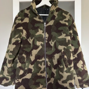 Teddy jacka - Teddy jacka i militär med fickor och foder Storlek 36. Passar 34-38 beroende på hur man vill att den ska sitta skulle jag säga