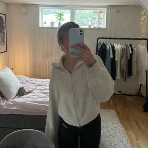 Kofta - Superfin beige stickad kofta med dragkedja. Koftan är från Lindex och i storlek M! Använd ett fåtal gånger och i fint skick. Frakt tillkommer!