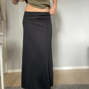 Svart Långkjol  - Säljer denna jättefina kjolen som tyvärr inte kommer till användning, använd ca 2 gånger.  Jag är 161cm!💞💞