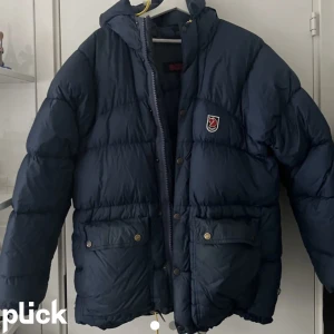 Fjällräven jacka  - Intressekoll. Köptes för 1 år sen men är som ny! Inte använd så mycket och inga defekter eller liknande. Är 158cm och den passar bra. Har strl XS men den passar även S då den är stor i strl. Köptes för 6000kr. (Kvitto finns, köptes på naturkompaniet) 