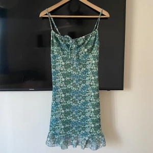 Grön klänning - Söt sommarklänning med volang💕