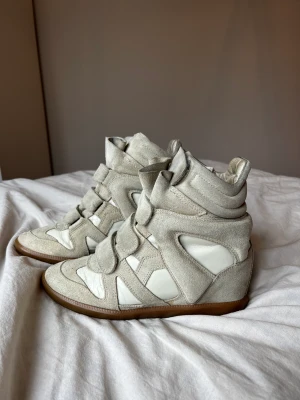 isabel marant skor - säljer mina isabel marant skor som inte kommer till användning, väldigt bra skick men lite slitningar här och där🩵