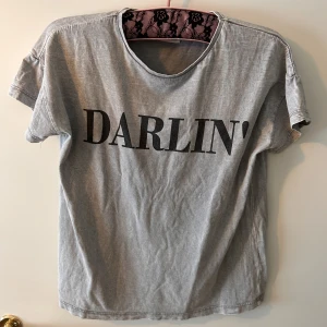 T-shirt - Grå t-shirt med tryck. Barnplagg från början men funkar som en XS/S. Väldigt basic. Super cool till vardags eller om den kläs upp. Önskar verkligen att jag fortfarande kunde ha den! 🤩🤩❤️