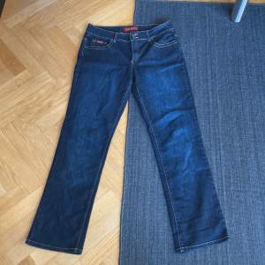 Mid-Rise jeans. Ca 90 cm i midjan. Jag är 170 cm och de är lite lite långa i benen men annars väldigt fina.