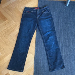 Jeans - Mid-Rise jeans. Ca 90 cm i midjan. Jag är 170 cm och de är lite lite långa i benen men annars väldigt fina.