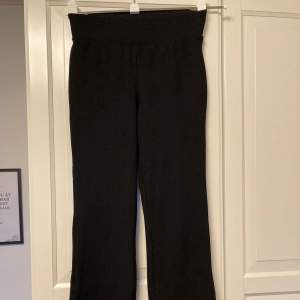 Ett par svarta utsvängda leggings från Happy Holly🌸de är i storlek 32/34 med en ytterlängd på 92cm och en innerlängd på 69cm!