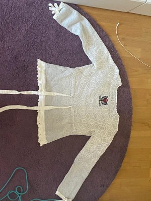 Grå elegant tröja - Det var en av min favorit tröja som är för liten för mig! Men jag säljer ändå för 100 kr! Tröja passar verkligen som vill bli elegant, och vill ha klär sig med en väldigt fint och bekväm tröja! 