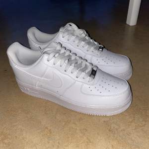 Hej! Nu säljer jag ett par nya Air Force 1s. Vid eventuella frågor, kontakta gärna!