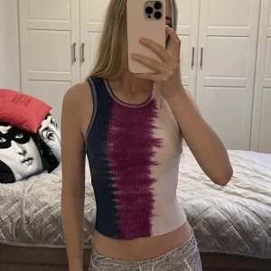 Tie dye linne - Tie dye linne från BDG / Urban outfitters 💜 använt en gång. S men passar xs med. 