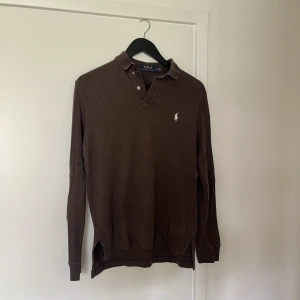 Ralph lauren tröja - Säljer min raffe polo longsleeve då den knte kommer till användning längre. Brun färg storlek S, fint skick. Skriv för mer bilder eller info! 🏌🏽💫