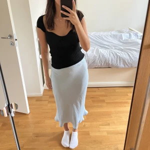 Ljusblå silkeskjol  - Säljer en ljusblå silkeskjol som är använd en gång! Storlek S, 100 kr + frakt 