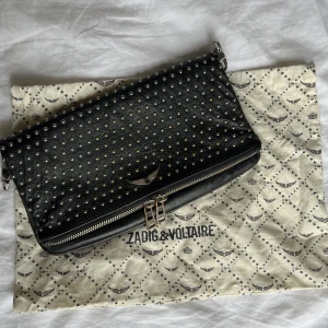 Zadig&voltaire väska - Säljer min zadig väska som jag inte längre använder💗 den är i bra skick och har inga skador. Pris kan diskuteras vid snabb affär💗(ÄKTA)