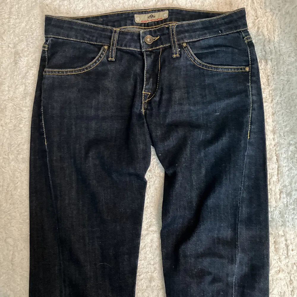 säljer ett par jättesnygga mörklåa jeans med en slits med dragkedja. dom är straight/lite bootcut, och lite lösa i passformen :). Jeans & Byxor.