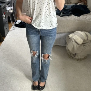 Coola jeans - Nästan oandvända jeans, högmidjade med hål i! Jag är 175 och perfekta i längden på mig💕