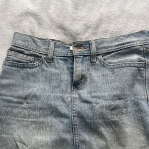 Blå jeanskjol  - Blå jeans kjol i superfint skick. För liten storlek för mig då den inte kan komma till användning. Köptes på levis.  Oklart vilken storlek men s/m troligtvis 