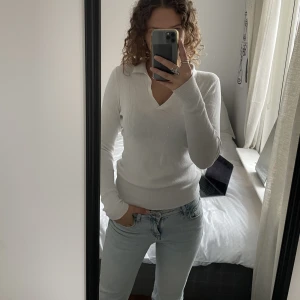 Vit ribbad tröja - Vit ribbad tröja från h&m. Knappt använd och i mycket bra skick. 