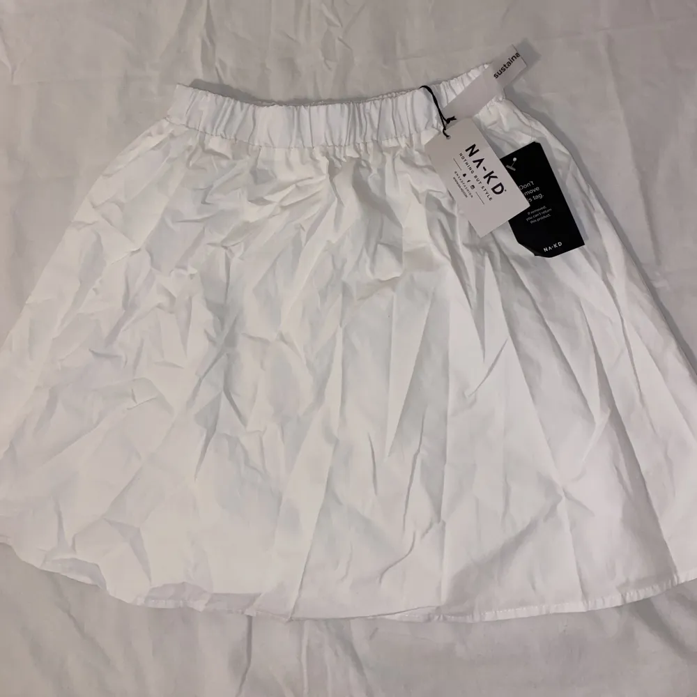 Vit plain kjol från NA-KD. Storlek 34. Orginalpris: 299kr. Säljer då det inte var min stil.. Kjolar.
