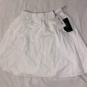 Vit plain kjol från NA-KD. Storlek 34. Orginalpris: 299kr. Säljer då det inte var min stil.