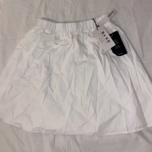 NA-KD cotton mini skirt  - Vit plain kjol från NA-KD. Storlek 34. Orginalpris: 299kr. Säljer då det inte var min stil.