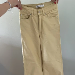 Ljusgula jeans - Ljusgula jeans i gott skick från CW