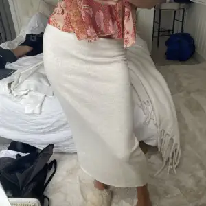 Jätte söt kjol från zara, använd fåtal gånger och ser helt ny ut, den är i storlek M men skulle också säga att den passar S🥰