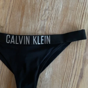 Calvin Klein bikini - Calvin Klein bikiniunderdel i storlek s. Lite scrunsh i rumpan. Endast provad🙌 120kr nypris 549kr