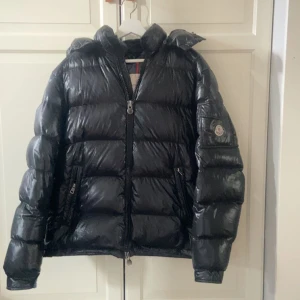 Moncler Maya - Wts/Wtt  Size 5 kan bytas mot 4 Condition 9/10 inga flaws!! Kom med bud