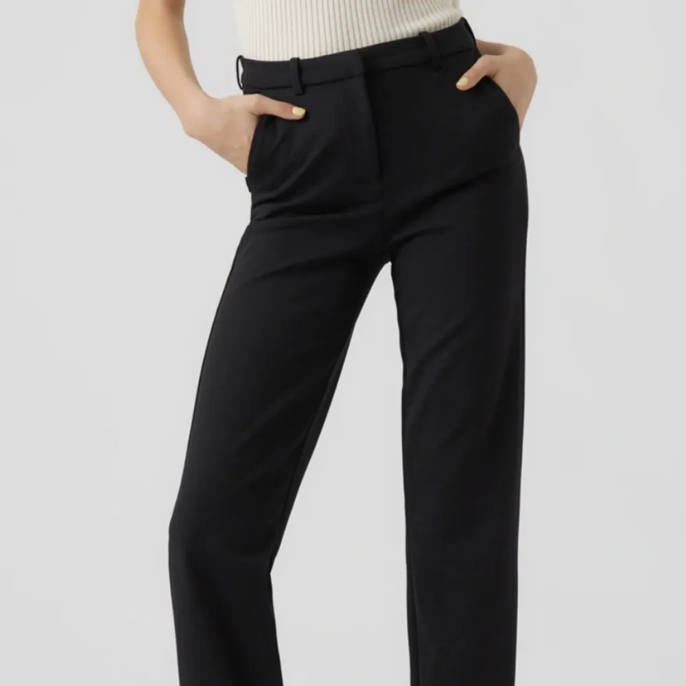 Kostymbyxor från vero Moda, köpta nån vecka sedan å typ aldrig använda . Jeans & Byxor.